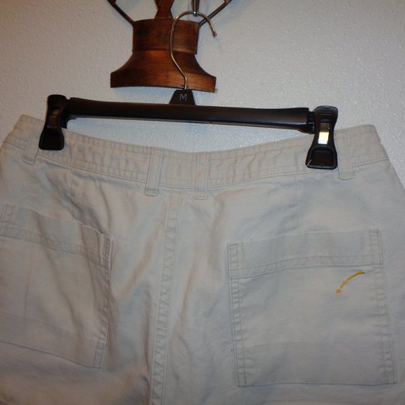 Junior's Khaki Shorts Size 11 - Picture 7 of 10